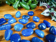 Load image into Gallery viewer, Blue DYED Agate Tumble Stones, 2-3cm