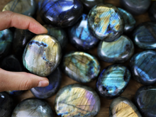 Load image into Gallery viewer, Labradorite Palm Stones